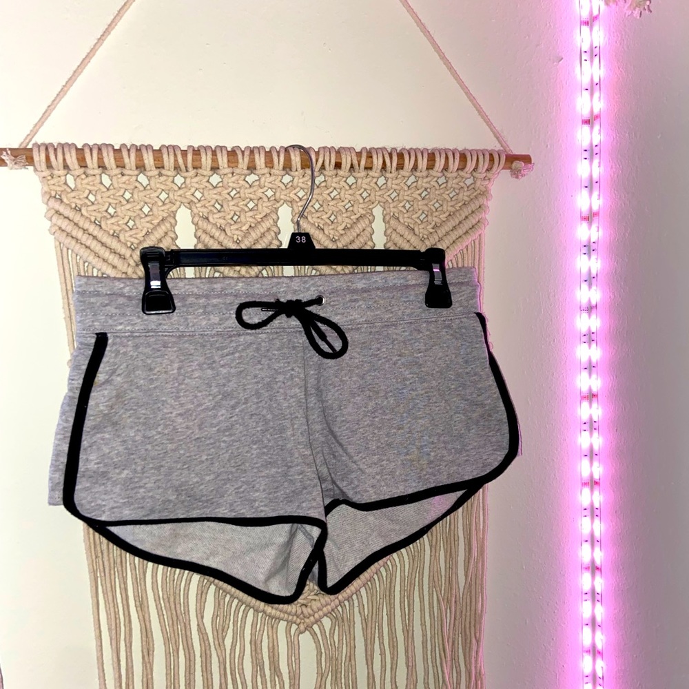 Light Grey Drawstring shorts
Divided (H&M)
Size S
